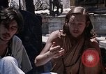 Standbild Gruppe von Hippies Kathmandu Nepal, 1969, aus Sekunde 7 historischem Filmmaterial Videoclip 65675043058