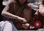 Standbild Gruppe von Hippies Kathmandu Nepal, 1969, aus Sekunde 12 historischem Filmmaterial Videoclip 65675043058