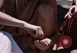 Standbild Gruppe von Hippies Kathmandu Nepal, 1969, aus Sekunde 13 historischem Filmmaterial Videoclip 65675043058