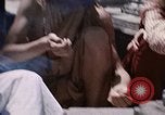 Standbild Gruppe von Hippies Kathmandu Nepal, 1969, aus Sekunde 19 historischem Filmmaterial Videoclip 65675043058