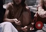 Standbild Gruppe von Hippies Kathmandu Nepal, 1969, aus Sekunde 20 historischem Filmmaterial Videoclip 65675043058