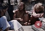 Standbild Gruppe von Hippies Kathmandu Nepal, 1969, aus Sekunde 21 historischem Filmmaterial Videoclip 65675043058
