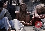 Standbild Gruppe von Hippies Kathmandu Nepal, 1969, aus Sekunde 23 historischem Filmmaterial Videoclip 65675043058