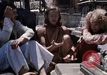 Standbild Gruppe von Hippies Kathmandu Nepal, 1969, aus Sekunde 24 historischem Filmmaterial Videoclip 65675043058