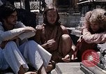 Standbild Gruppe von Hippies Kathmandu Nepal, 1969, aus Sekunde 25 historischem Filmmaterial Videoclip 65675043058