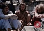 Standbild Gruppe von Hippies Kathmandu Nepal, 1969, aus Sekunde 26 historischem Filmmaterial Videoclip 65675043058