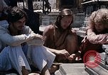 Standbild Gruppe von Hippies Kathmandu Nepal, 1969, aus Sekunde 28 historischem Filmmaterial Videoclip 65675043058