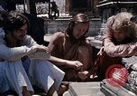 Standbild Gruppe von Hippies Kathmandu Nepal, 1969, aus Sekunde 30 historischem Filmmaterial Videoclip 65675043058