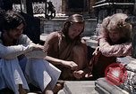 Standbild Gruppe von Hippies Kathmandu Nepal, 1969, aus Sekunde 31 historischem Filmmaterial Videoclip 65675043058