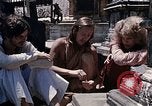 Standbild Gruppe von Hippies Kathmandu Nepal, 1969, aus Sekunde 32 historischem Filmmaterial Videoclip 65675043058