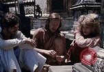 Standbild Gruppe von Hippies Kathmandu Nepal, 1969, aus Sekunde 33 historischem Filmmaterial Videoclip 65675043058