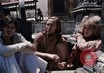 Standbild Gruppe von Hippies Kathmandu Nepal, 1969, aus Sekunde 35 historischem Filmmaterial Videoclip 65675043058