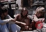 Standbild Gruppe von Hippies Kathmandu Nepal, 1969, aus Sekunde 37 historischem Filmmaterial Videoclip 65675043058