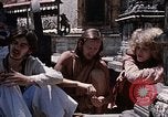 Standbild Gruppe von Hippies Kathmandu Nepal, 1969, aus Sekunde 38 historischem Filmmaterial Videoclip 65675043058