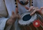 Standbild Gruppe von Hippies Kathmandu Nepal, 1969, aus Sekunde 49 historischem Filmmaterial Videoclip 65675043058