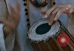 Standbild Gruppe von Hippies Kathmandu Nepal, 1969, aus Sekunde 51 historischem Filmmaterial Videoclip 65675043058