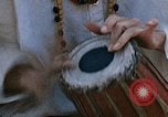 Standbild Gruppe von Hippies Kathmandu Nepal, 1969, aus Sekunde 52 historischem Filmmaterial Videoclip 65675043058