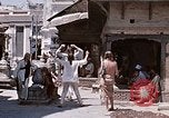 Standbild Gruppe von Hippies in Neapl Kathmandu Nepal, 1969, aus Sekunde 39 historischem Filmmaterial Videoclip 65675043060