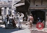 Standbild Gruppe von Hippies in Neapl Kathmandu Nepal, 1969, aus Sekunde 41 historischem Filmmaterial Videoclip 65675043060
