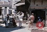 Standbild Gruppe von Hippies in Neapl Kathmandu Nepal, 1969, aus Sekunde 42 historischem Filmmaterial Videoclip 65675043060