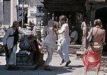 Standbild Gruppe von Hippies in Neapl Kathmandu Nepal, 1969, aus Sekunde 50 historischem Filmmaterial Videoclip 65675043060