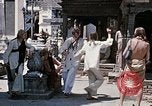 Standbild Gruppe von Hippies in Neapl Kathmandu Nepal, 1969, aus Sekunde 51 historischem Filmmaterial Videoclip 65675043060