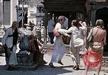 Standbild Gruppe von Hippies in Neapl Kathmandu Nepal, 1969, aus Sekunde 52 historischem Filmmaterial Videoclip 65675043060
