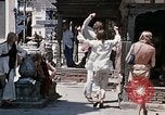 Standbild Gruppe von Hippies in Neapl Kathmandu Nepal, 1969, aus Sekunde 54 historischem Filmmaterial Videoclip 65675043060
