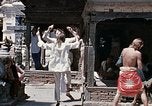 Standbild Gruppe von Hippies in Neapl Kathmandu Nepal, 1969, aus Sekunde 56 historischem Filmmaterial Videoclip 65675043060
