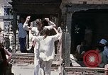 Standbild Gruppe von Hippies in Neapl Kathmandu Nepal, 1969, aus Sekunde 57 historischem Filmmaterial Videoclip 65675043060