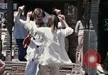Standbild Gruppe von Hippies in Neapl Kathmandu Nepal, 1969, aus Sekunde 58 historischem Filmmaterial Videoclip 65675043060