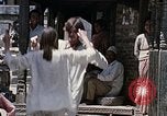 Standbild Gruppe von Hippies in Neapl Kathmandu Nepal, 1969, aus Sekunde 61 historischem Filmmaterial Videoclip 65675043060