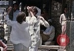 Standbild Gruppe von Hippies in Neapl Kathmandu Nepal, 1969, aus Sekunde 62 historischem Filmmaterial Videoclip 65675043060