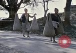 Standbild Gruppe von einheimischen Männern Kathmandu Nepal, 1969, aus Sekunde 6 historischem Filmmaterial Videoclip 65675043061