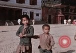 Standbild Gruppe von einheimischen Männern Kathmandu Nepal, 1969, aus Sekunde 25 historischem Filmmaterial Videoclip 65675043061