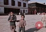 Standbild Gruppe von einheimischen Männern Kathmandu Nepal, 1969, aus Sekunde 26 historischem Filmmaterial Videoclip 65675043061