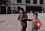 Standbild Gruppe von einheimischen Männern Kathmandu Nepal, 1969, aus Sekunde 27 historischem Filmmaterial Videoclip 65675043061
