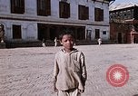 Standbild Gruppe von einheimischen Männern Kathmandu Nepal, 1969, aus Sekunde 31 historischem Filmmaterial Videoclip 65675043061