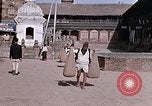 Standbild Gruppe von einheimischen Männern Kathmandu Nepal, 1969, aus Sekunde 35 historischem Filmmaterial Videoclip 65675043061