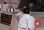 Standbild Gruppe von einheimischen Männern Kathmandu Nepal, 1969, aus Sekunde 56 historischem Filmmaterial Videoclip 65675043061