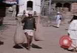 Standbild Gruppe von einheimischen Männern Kathmandu Nepal, 1969, aus Sekunde 61 historischem Filmmaterial Videoclip 65675043061