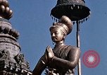 Standbild Kinder in Patan Durbar Square Kathmandu Nepal, 1969, aus Sekunde 5 historischem Filmmaterial Videoclip 65675043062