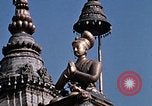 Standbild Kinder in Patan Durbar Square Kathmandu Nepal, 1969, aus Sekunde 6 historischem Filmmaterial Videoclip 65675043062