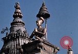 Standbild Kinder in Patan Durbar Square Kathmandu Nepal, 1969, aus Sekunde 7 historischem Filmmaterial Videoclip 65675043062