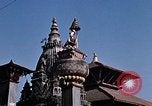 Standbild Kinder in Patan Durbar Square Kathmandu Nepal, 1969, aus Sekunde 17 historischem Filmmaterial Videoclip 65675043062