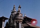 Standbild Kinder in Patan Durbar Square Kathmandu Nepal, 1969, aus Sekunde 18 historischem Filmmaterial Videoclip 65675043062