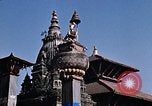 Standbild Kinder in Patan Durbar Square Kathmandu Nepal, 1969, aus Sekunde 20 historischem Filmmaterial Videoclip 65675043062