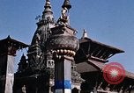 Standbild Kinder in Patan Durbar Square Kathmandu Nepal, 1969, aus Sekunde 21 historischem Filmmaterial Videoclip 65675043062