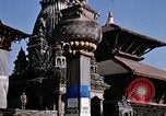 Standbild Kinder in Patan Durbar Square Kathmandu Nepal, 1969, aus Sekunde 22 historischem Filmmaterial Videoclip 65675043062