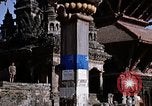Standbild Kinder in Patan Durbar Square Kathmandu Nepal, 1969, aus Sekunde 23 historischem Filmmaterial Videoclip 65675043062